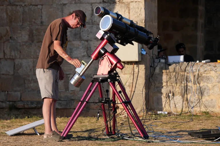 Un ricercatore del museo Exploratorium di San Francisco sta preparando la trasmissione globale in diretta dell'imminente eclissi solare totale del 12 agosto, nel villaggio abbandonato di Villalibado, vicino a Burgos, nel nord della Spagna, il 10 agosto 2026.
