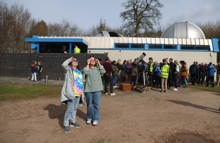 KEELE, STAFFORDSHIRE - 29 MARZO: La gente guarda un'eclissi solare parziale all'Osservatorio Keele il 29 marzo 2025 a Keele, Staffordshire. (Foto di Nathan Stirk/Getty Images)