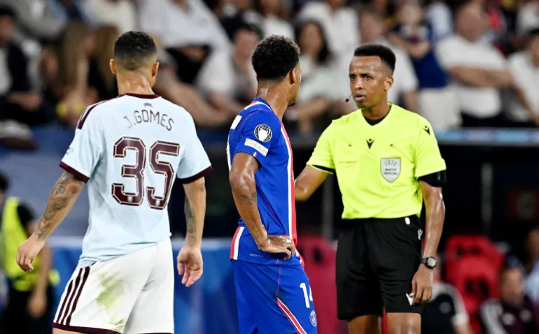 Desire Doue del Paris St Germain con l'arbitro Omar Artan durante una revisione del VAR che ha portato all'assegnazione del suo gol