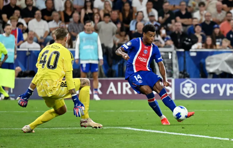 Desire Doue del Paris St Germain segna il suo secondo gol superando Marco Bizot dell'Aston Villa