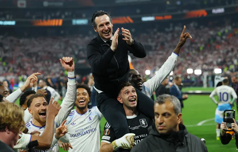 L'allenatore dell'Aston Villa Unai Emery, in alto, ed Emiliano Martinez, in basso, festeggiano dopo aver vinto la UEFA Europa League
