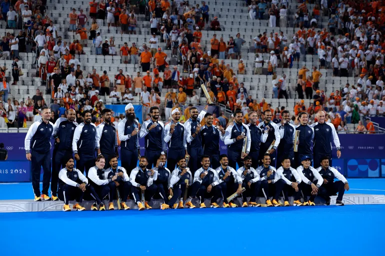 Olimpiadi di Parigi 2024 - Hockey - cerimonia della vittoria maschile - Stadio Yves-du-Manoir, Colombes, Francia - 08 agosto 2024. I medagliati di bronzo dell'India festeggiano sul podio. REUTERS/Anushree Fadnavis