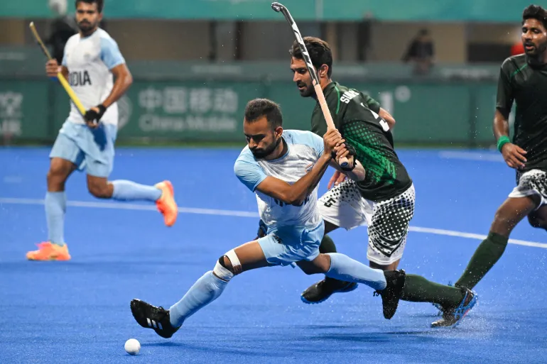 L'India Lalit Kumar Upadhyay (2L) compete con la palla durante la partita preliminare di hockey su ghiaccio maschile tra India e Pakistan ai Giochi Asiatici del 2022 a Hangzhou, nella provincia orientale cinese di Zhejiang, il 30 settembre 2023. (Foto di WANG Zhao / AFP)