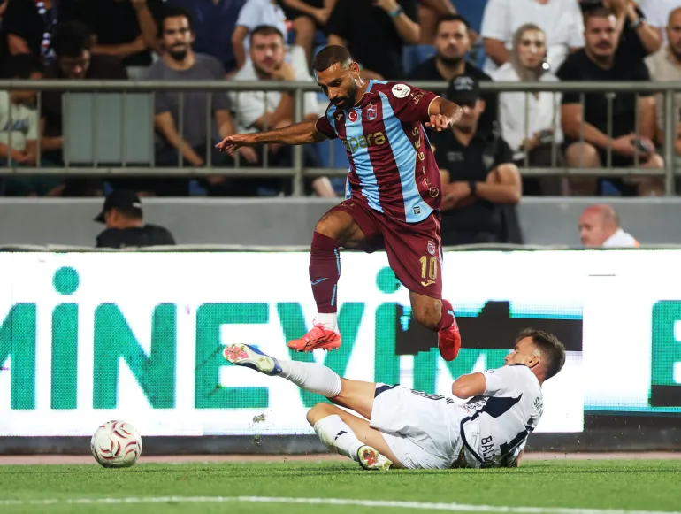 Calcio Calcio - Super Lig - Kasimpasa v Trabzonspor - Stadio Recep Tayyip Erdogan, Istanbul, Turchia - 15 agosto 2026 Mohamed Salah di Trabzonspor in azione con Andri Baldursson REUTERS/Umit Bektas di Kasimpasa