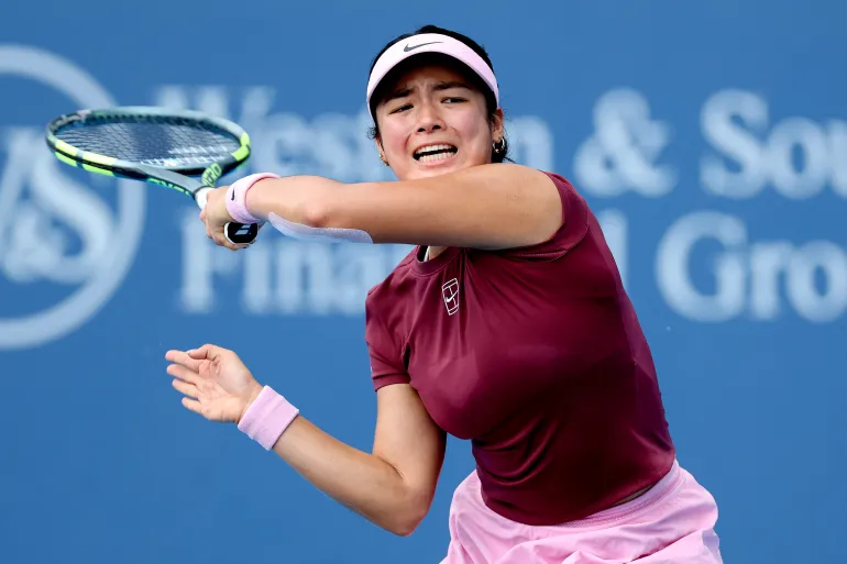 Alexandra Eala delle Filippine restituisce uno scatto a Elena-Gabriela Ruse della Romania durante il giorno 5 del Cincinnati Open