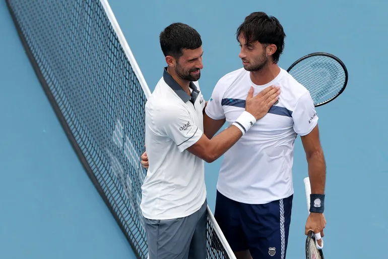 Djokovic si congratula con Tirante, a destra, dopo la partita