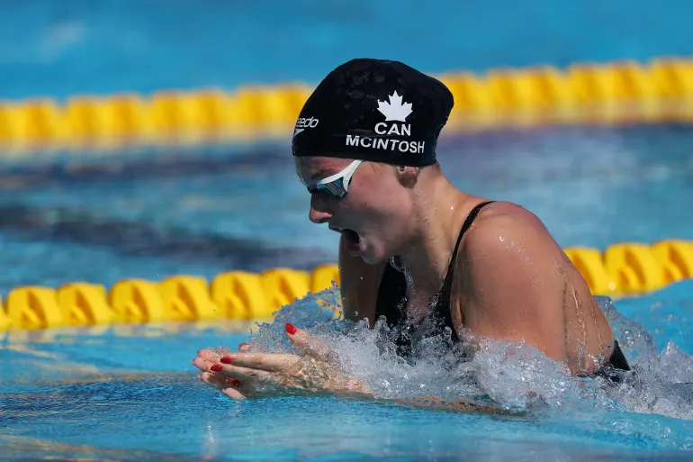 IRVINE, CALIFORNIA - 15 AGOSTO: Summer McIntosh del Team Canada gareggia nelle 200 m IM Heats femminili il 4 giorno dei Campionati di nuoto Pan Pacific al William Woollett Jr. Aquatics Center il 15 agosto 2026 a Irvine, California. Maddie Meyer/Getty Images/AFP (Foto di Maddie Meyer / GETTY IMAGES NORD AMERICA / Getty Images tramite AFP)