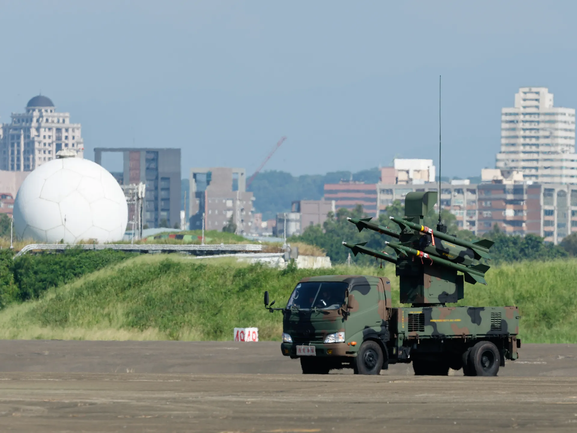 Taiwan approva il bilancio della difesa con un ritardo record e mantiene i finanziamenti per i droni