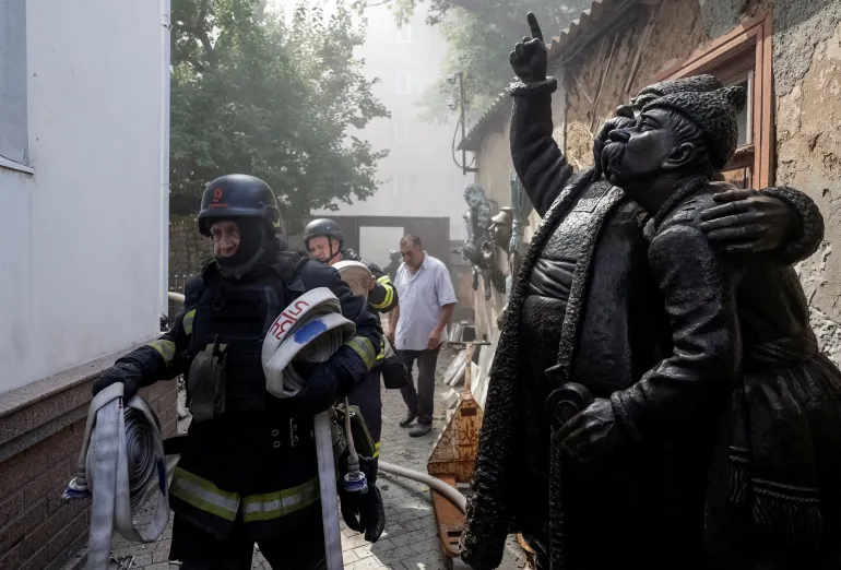 I soccorritori lavorano nel sito della casa di un artista locale che è stata danneggiata durante un attacco di droni russi, nel mezzo dell'attacco della Russia all'Ucraina, a Kharkiv, Ucraina, il 10 agosto 2026. REUTERS/Sofiia Gatilova IMMAGINI TPX DEL GIORNO