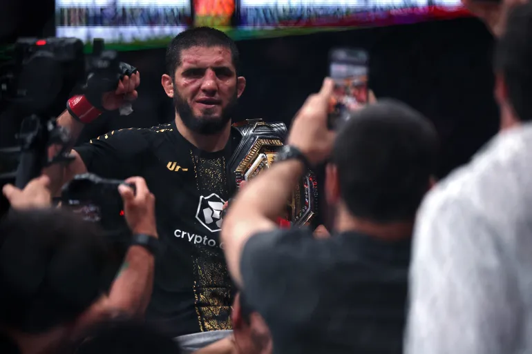 Makhachev festeggia dopo aver sconfitto Machado Garry