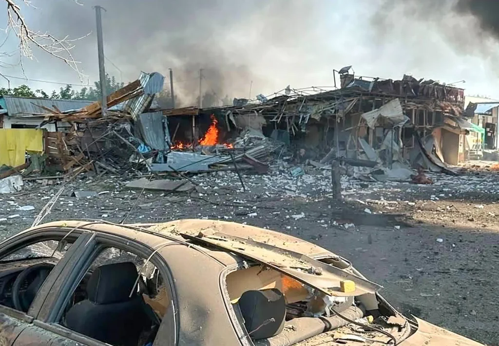 Attacchi russi uccidono 10 persone a Kharkiv mentre i droni ucraini colpiscono Mosca