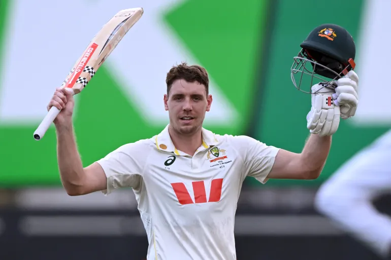 Il battitore australiano Cameron Green celebra il suo secolo nel quarto giorno del primo test match di cricket tra Australia e Bangladesh allo stadio Marrara di Darwin il 16 agosto 2026. (Foto di William WEST / AFP) / --IMMAGINE RISERVATA ALL'USO EDITORIALE - STRETTAMENTE NON PER USO COMMERCIALE--