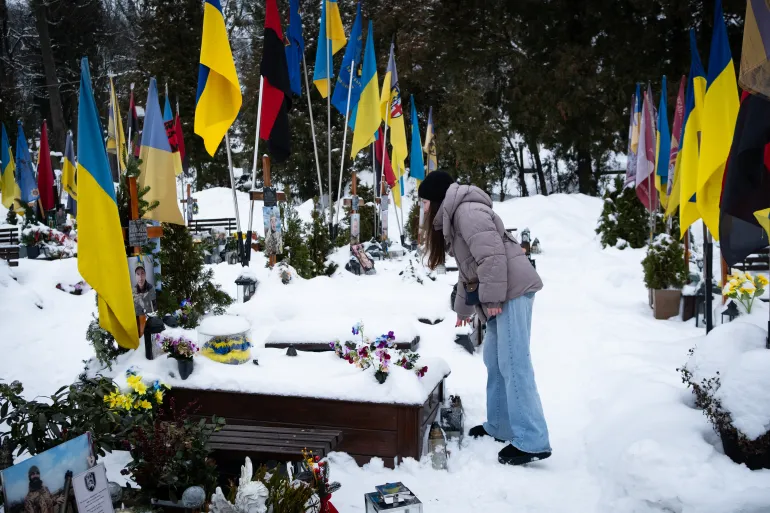 A Lviv una donna visita la tomba di suo padre, un soldato ucraino morto in prima linea. Secondo il presidente Zelenskyj, più di 55.000 soldati ucraini sono stati uccisi sul campo di battaglia