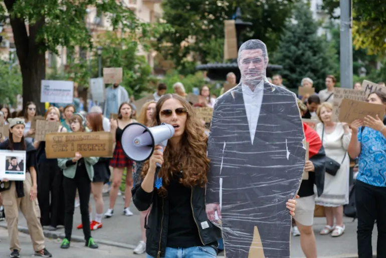 epa13131091 Gli ucraini protestano contro il licenziamento del ministro della Difesa ucraino Mykhailo Fedorov nel centro di Kiev, Ucraina, il 24 luglio 2026. I manifestanti a Kiev e in altre città ucraine chiedono la reintegrazione di Fedorov come ministro della difesa e accolgono Mykhailo Drapatyi come nuovo comandante in capo delle forze armate ucraine dopo il licenziamento di Oleksandr Syrskyi. EPA/SERGEY DOLZHENKO 122510