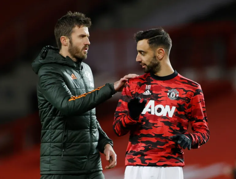Bruno Fernandes del Manchester United, a destra, ha già lavorato con Michael Carrick quando era viceallenatore del club nel 2020