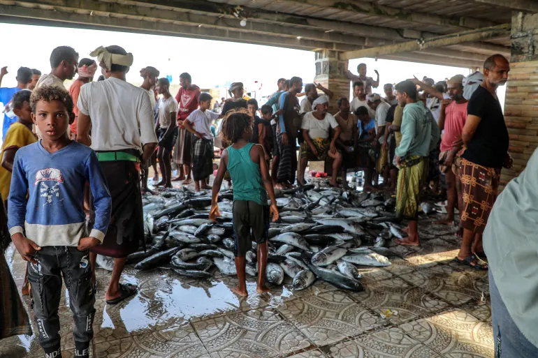 Pescatori e commercianti sono preoccupati per il loro futuro ad al-Makha, dove 1.500 persone hanno perso il lavoro dopo che gli attacchi Houthi hanno ucciso 16 pescatori e costretto la chiusura del porto