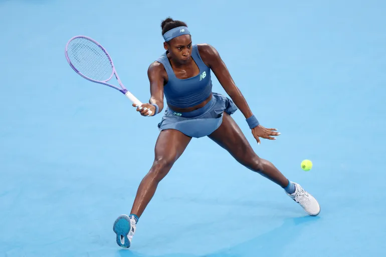 Coco Gauff, quarta classificata, in azione contro Marie Bouzkova al Cincinnati Open