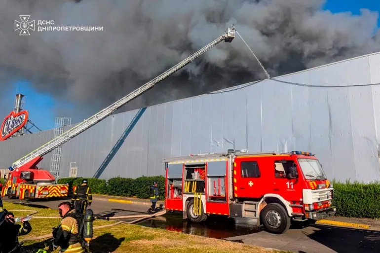 Questa fotografia scattata e diffusa dal Servizio di emergenza statale ucraino il 21 agosto 2026 mostra i vigili del fuoco che prendono parte alle operazioni contro un incendio nel sito di un centro commerciale danneggiato a seguito di un attacco russo a Kryvyi Rih nel corso dell'invasione russa dell'Ucraina.