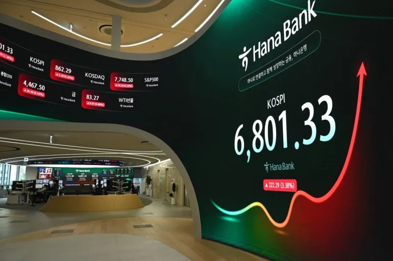 Uno schermo mostra l'indice azionario KOSPI di riferimento in una sala di negoziazione dei cambi presso la sede della Hana Bank a Seul, in Corea del Sud, il 13 agosto 2026