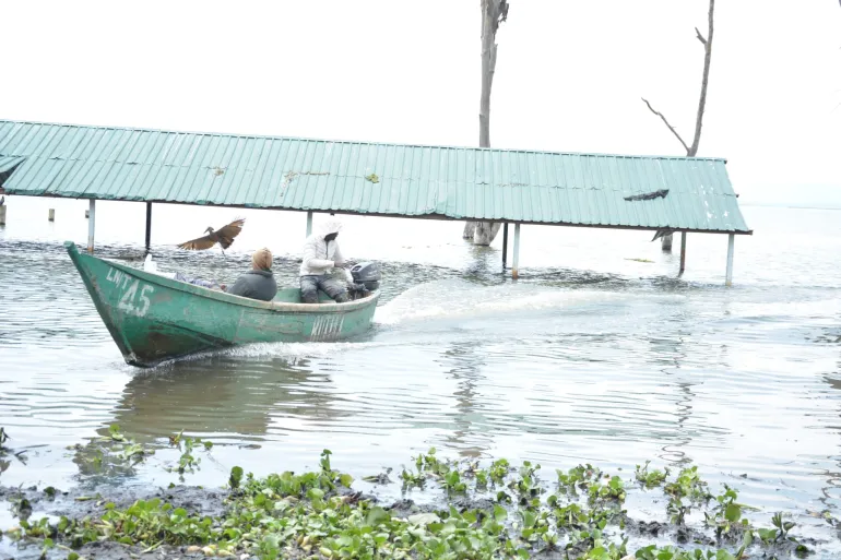 La spiaggia di atterraggio di Kamere è stata allagata dall'innalzamento del livello dell'acqua nel lago Naivasha, in Kenya [Hafsa Abdiwahab Sheikh/Oltre La Linea]