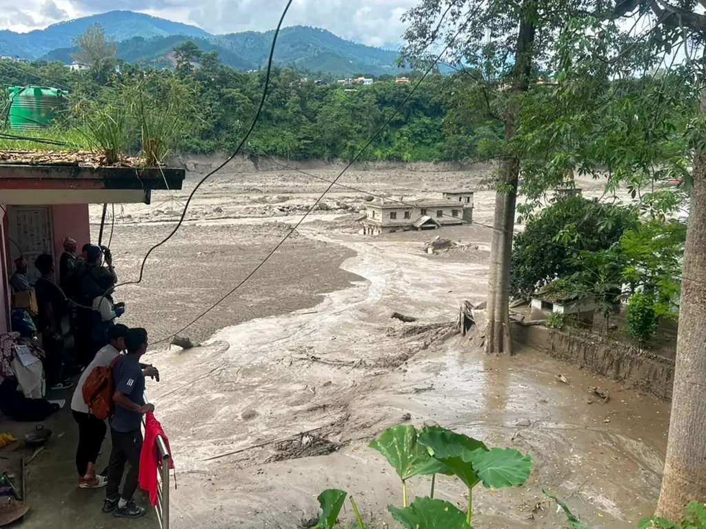 Almeno 160 morti, centinaia di dispersi, mentre un'alluvione improvvisa colpisce il Nepal e il Tibet