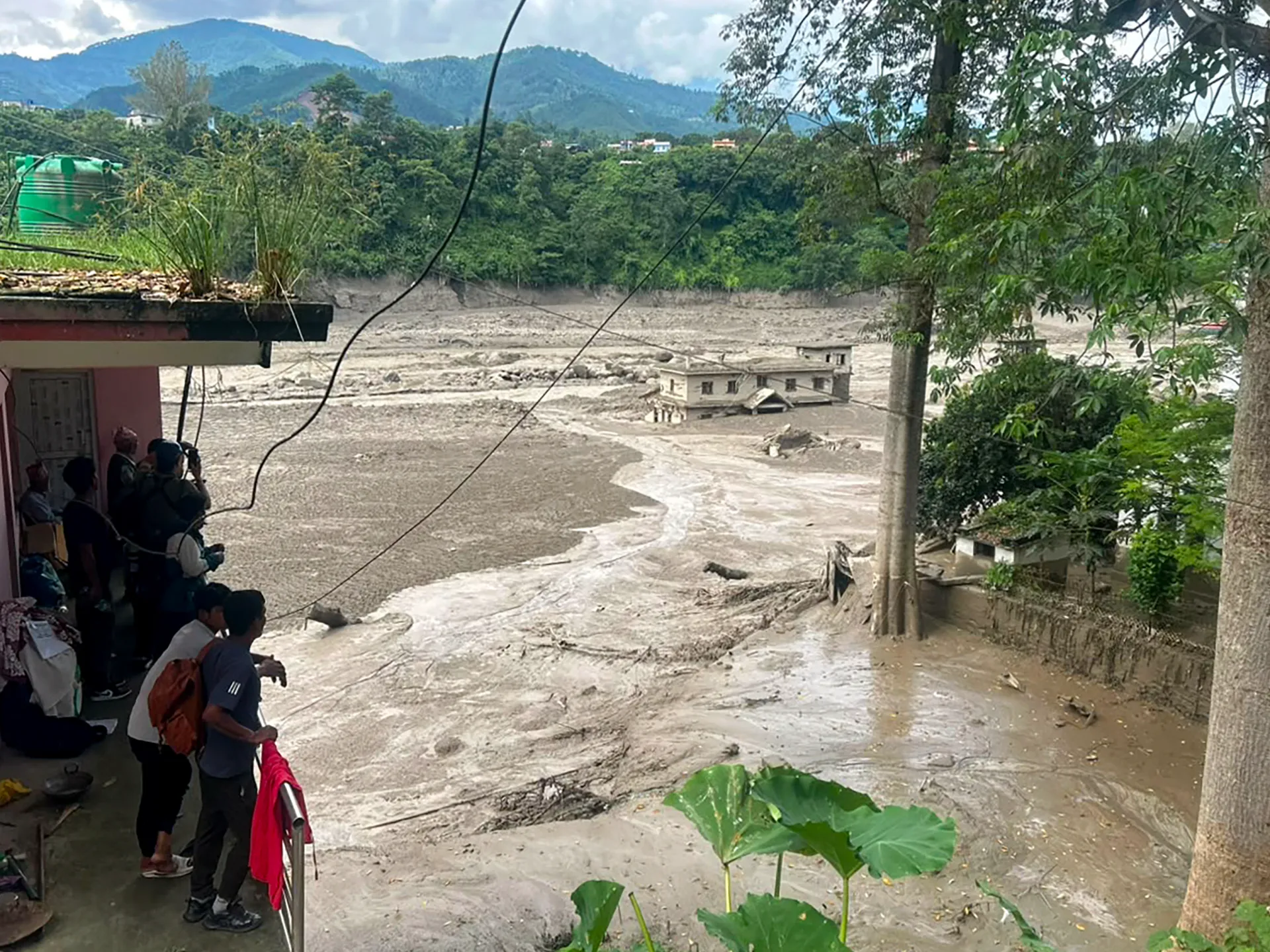 Almeno 160 morti, centinaia di dispersi, mentre un'alluvione improvvisa colpisce il Nepal e il Tibet