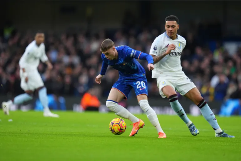 Il modo in cui Cole Palmer, al centro, e Morgan Rogers, a destra, si uniranno dopo il trasferimento di quest'ultimo dall'Aston Villa potrebbe essere cruciale per la stagione del Chelsea