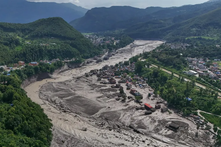 Le case danneggiate si trovano in modo precario vicino alle rive gonfie e soffocate dai detriti del fiume Trishuli dopo le improvvise inondazioni nel distretto di Nuwakot in Nepal mercoledì