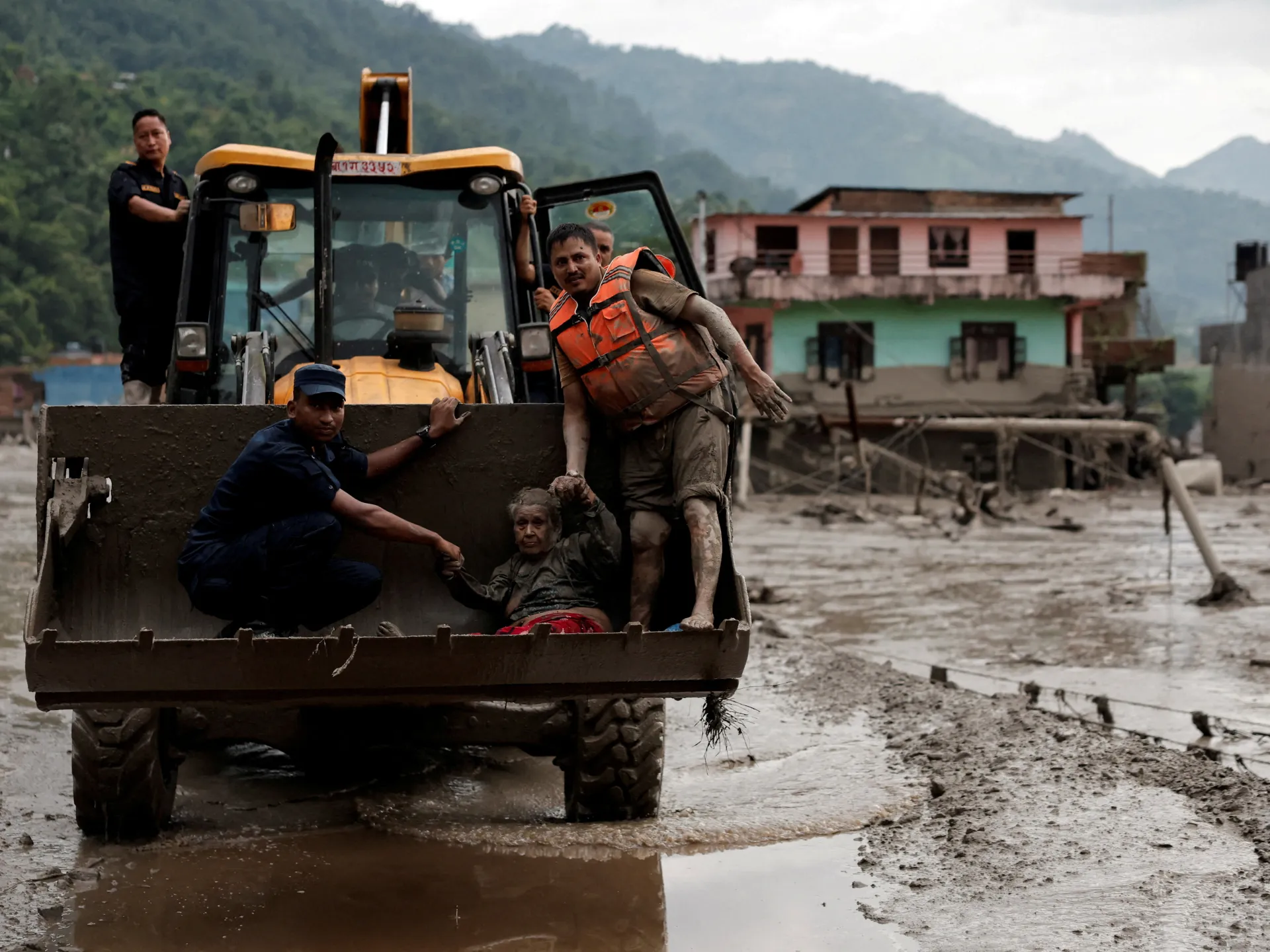 Inondazioni Nepal-Tibet: cosa è successo, cosa le ha causate e chi risulta disperso?