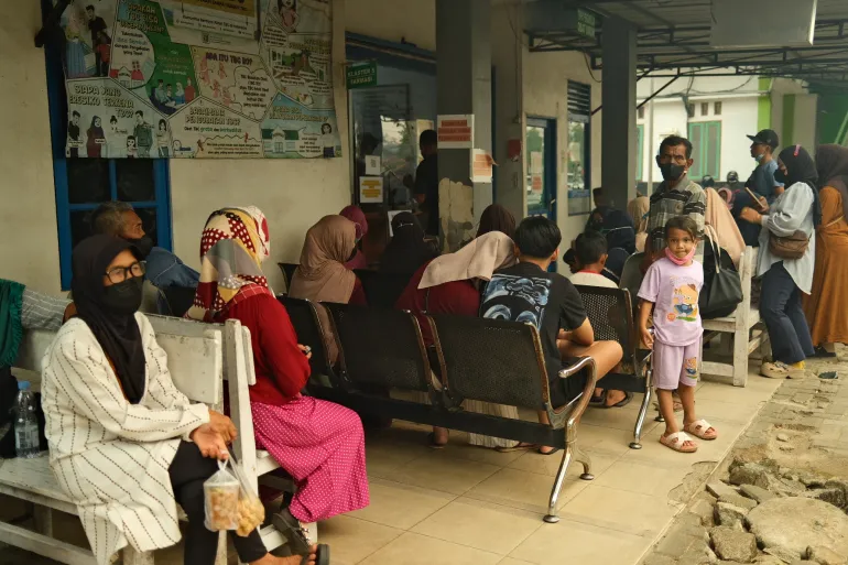 Molti nel Kalimantan occidentale indonesiano cercano assistenza medica per l'esposizione alla fitta foschia e alla cenere