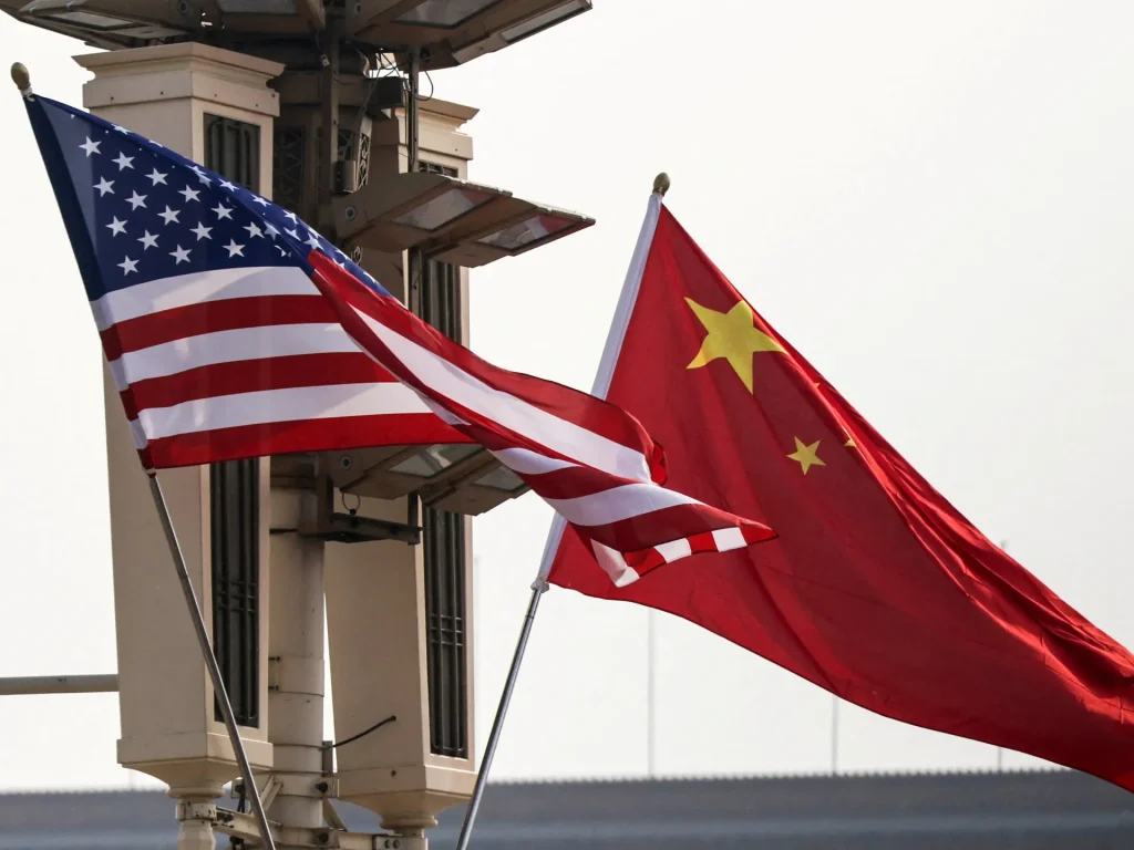 La Cina afferma che salvaguarderà i propri interessi mentre gli Stati Uniti espandono le sanzioni contro l’Iran