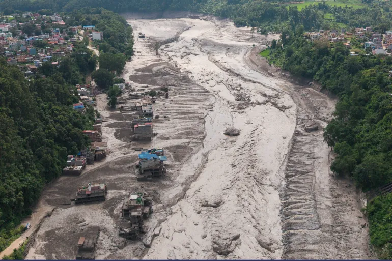 Una vista da drone mostra le proprietà che coprono il fango a seguito di un'inondazione improvvisa a Trishuli nel distretto di Nuwakot, Nepal, il 26 agosto 2026