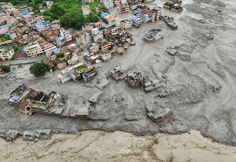 Decine di ponti sono stati distrutti e quasi 40 chilometri di strade danneggiate, complicando le ricerche, dicono i funzionari nepalesi