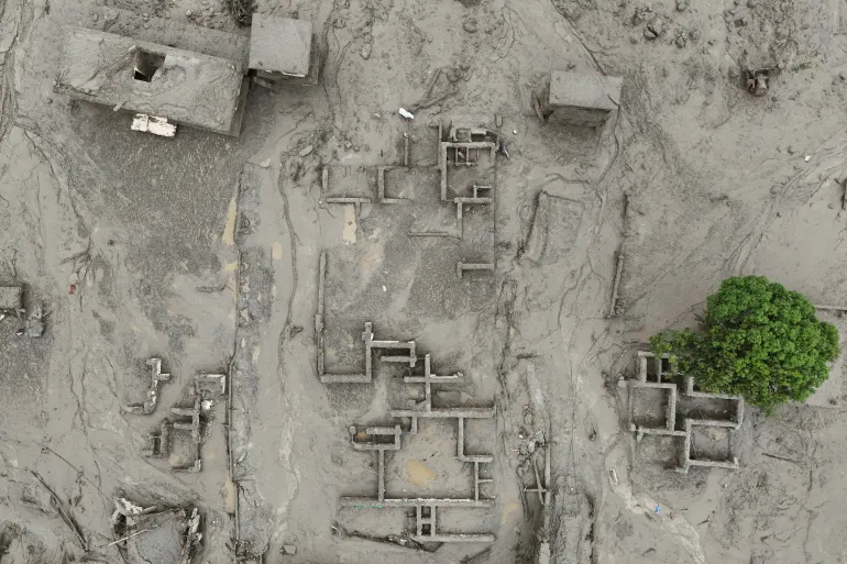 In Tibet, una frana di fango che ha colpito mercoledì vicino al valico di frontiera terrestre del porto di Gyirong ha lasciato fango nelle aree circostanti con una profondità media di oltre 1 metro e mezzo (5 piedi), con alcuni tratti stradali che superano i 2 metri (6 piedi), ha riferito l'emittente statale cinese CCTV.