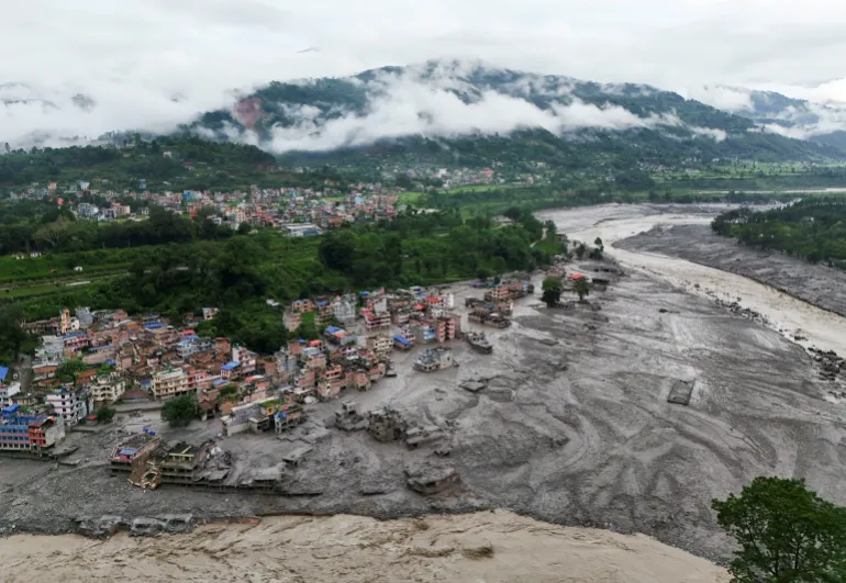 Una vista del drone mostra le proprietà di copertura del fango a seguito di un'alluvione improvvisa a Trishuli, distretto di Nuwakot, Nepal, 27 agosto 2026. REUTERS/Navesh Chitrakar