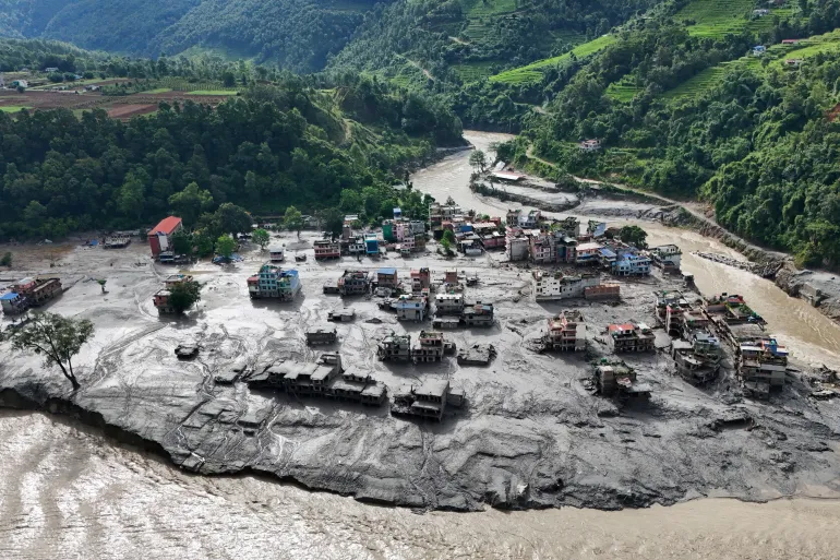 Una ripresa da un drone mostra il fango che ricopre edifici e proprietà in seguito alle devastanti inondazioni a Trishuli nel distretto di Nuwakot, Nepal, il 27 agosto 2026. [Navesh Chitrakar/Reuters]