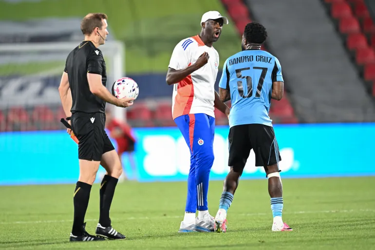 TBILISI, GEORGIA - 21 LUGLIO: Yaya Toure, allenatore dello Slovan Bratislava, reagisce con Sandro Cruz dello Slovan Bratislava durante la partita di prima tappa del secondo turno di qualificazione della UEFA Champions League 2026/27 tra Iberia Tbilisi e Slovan Bratislava allo stadio Mikheil Meskhi il 21 luglio 2026 a Tbilisi, Georgia. (Foto di Levan Verdzeuli/Getty Images)