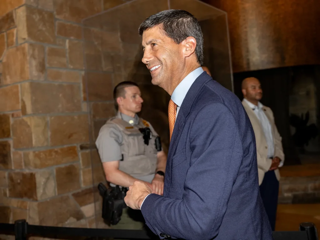 Il presidente della Fed americana avverte che i progressi sull’inflazione sono insufficienti e suggerisce un aumento dei tassi