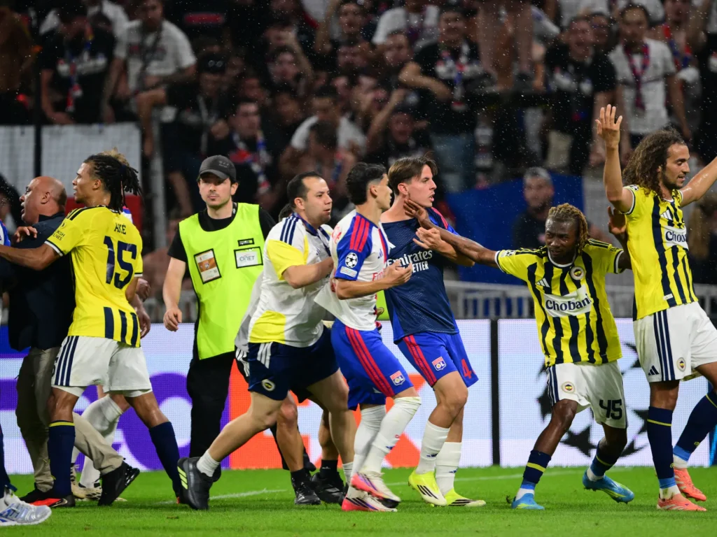 Il caos rovina la vittoria del Fenerbahce nelle qualificazioni alla Champions League contro il Lione