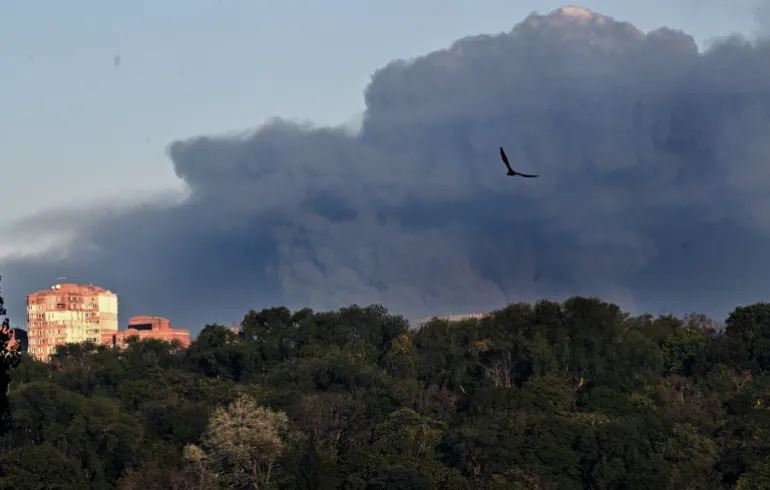 Questa fotografia mostra il fumo che si alza a seguito di un attacco di droni a Kiev il 29 agosto 2026, nel mezzo dell'invasione russa dell'Ucraina, in mezzo a R.