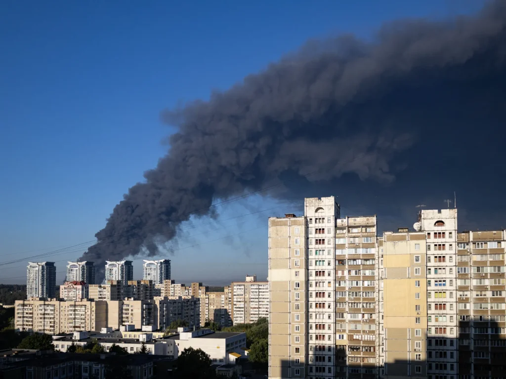 Attacco russo ad un magazzino vicino a Kiev, in Ucraina, uccide almeno 37 persone