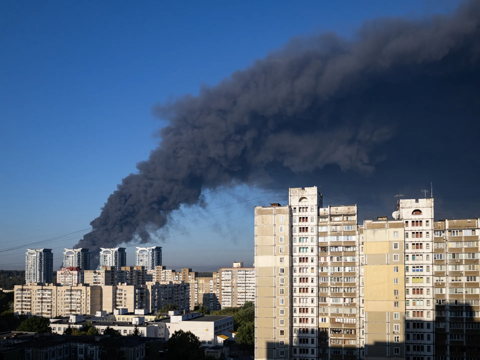 Attacco russo ad un magazzino vicino a Kiev, in Ucraina, uccide almeno 37 persone