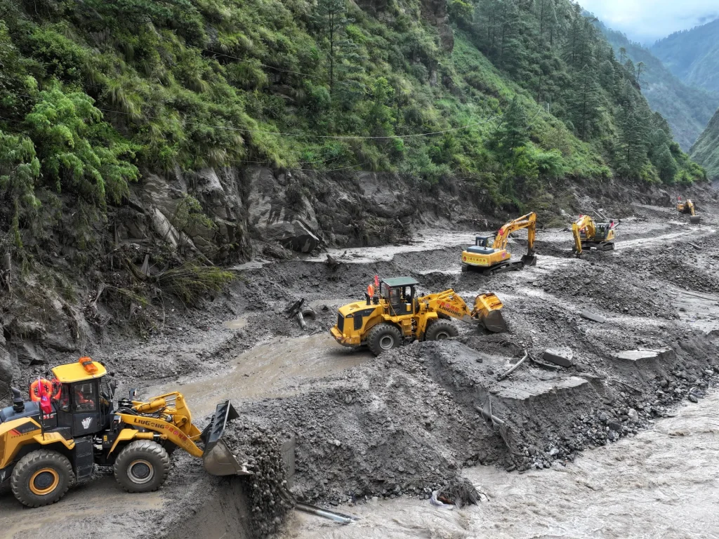Nepal e Cina interrompono brevemente i soccorsi a causa dello straripamento del lago barriera