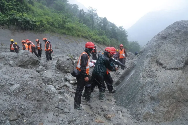 Una foto non datata di soccorritori che prendono parte a un'operazione di salvataggio vicino al tunnel del progetto idroelettrico Trishuli 3A, a seguito di inondazioni improvvise e frane di fango mortali, a Rasuwa, Nepal
