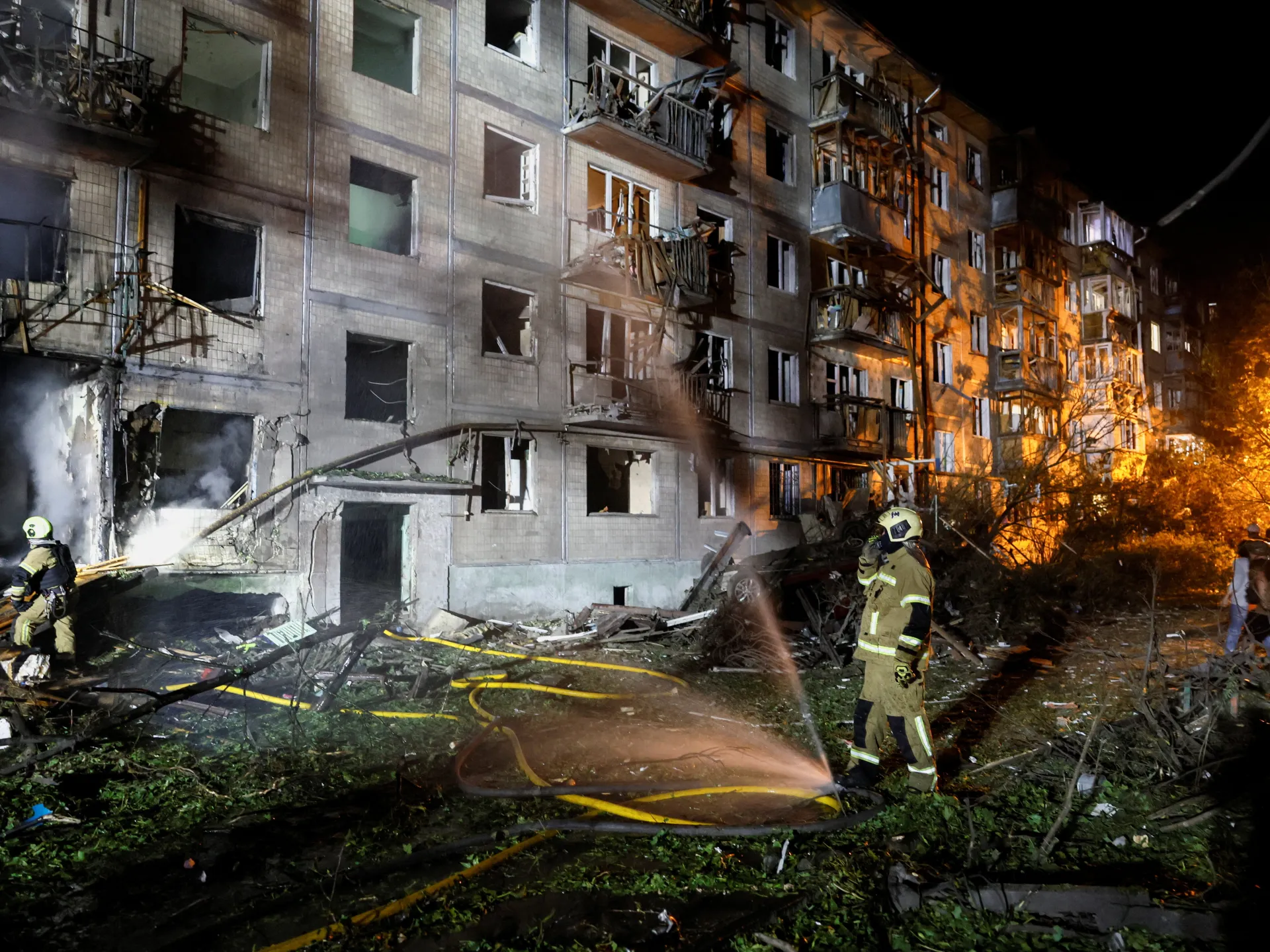 Attacchi missilistici russi uccidono almeno nove persone a Kiev, in Ucraina
