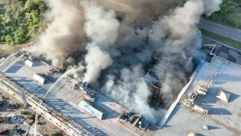 Attacchi russi uccidono 6 persone in Ucraina, il giorno dopo l'attacco a un complesso commerciale