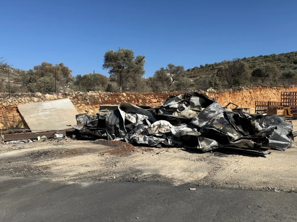 Coloni israeliani prendono di mira le fabbriche palestinesi per costringere i lavoratori a lasciare la terra
