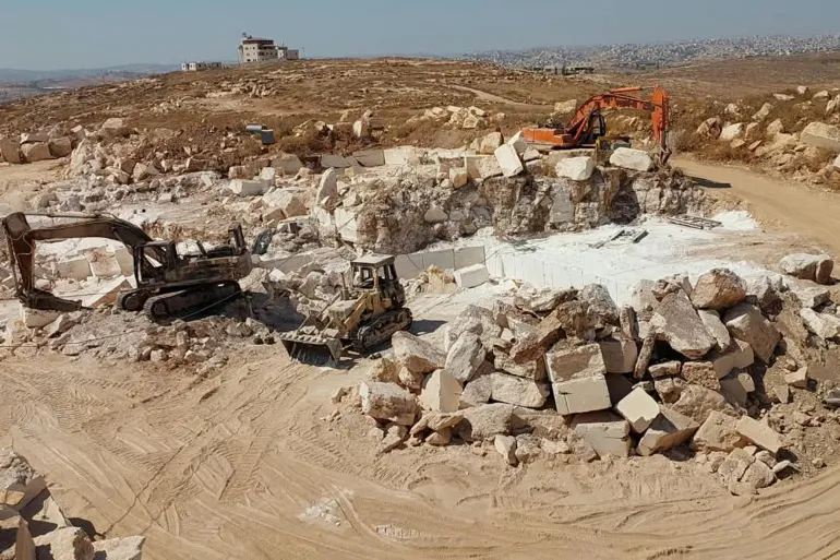 La cava di pietra di proprietà di Khaled Al-Zaarir ad As-Samu rimane fuori servizio dopo un devastante attacco incendiario da parte di coloni israeliani [Screengrab/Oltre La Linea]