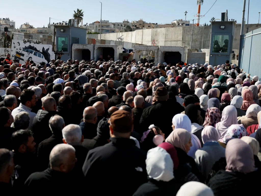 Come le restrizioni israeliane al movimento dei palestinesi dividono la Cisgiordania