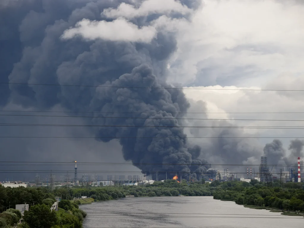 Due morti, raffineria in fiamme a Krasnodar, in Russia, dopo l'attacco di un drone